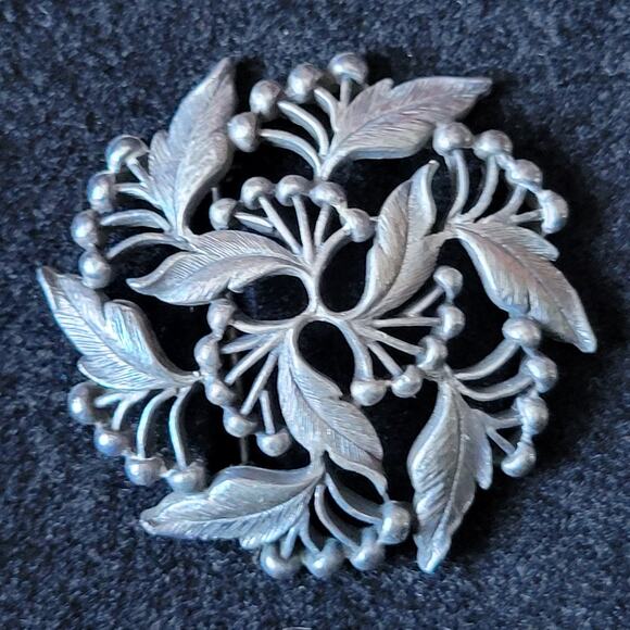 VTG 1973 Amway Pewter Holly Leaves & Berries Round Pin Brooch Original Box USA - Picture 1 of 5